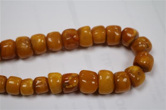 An amber bead necklace, 48cm.